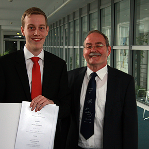 Dekan Prof. Werner Kirsch überreichte Markus Grothoff persönlich die Urkunde.