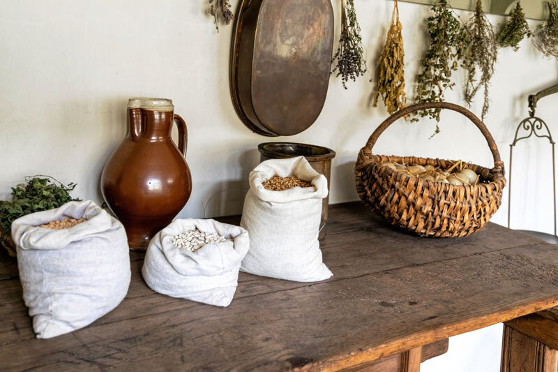 Mittelalterlicher Tisch mit Zutaten