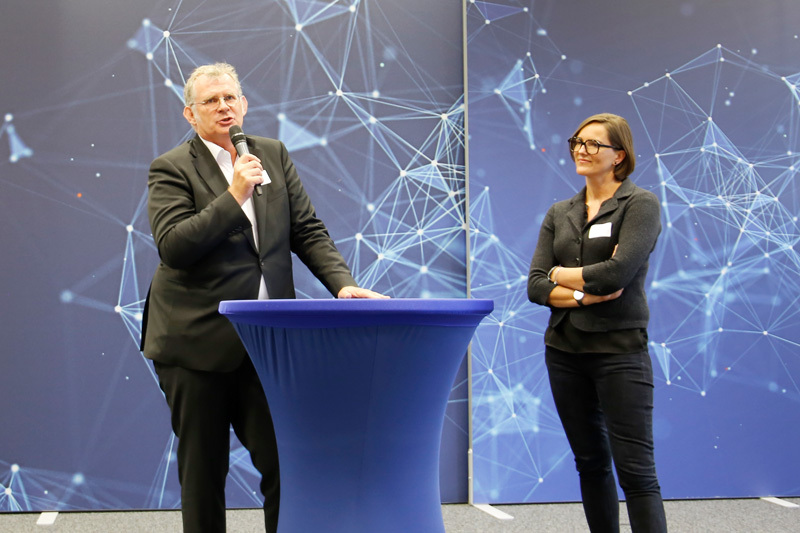 Zwei Personen diskutieren an einem Stehtisch