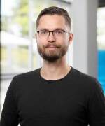 Mann mit Brille und schwarzen Pullover