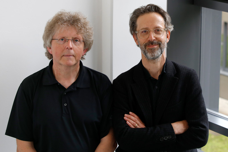 Zwei Männer nebeneinander