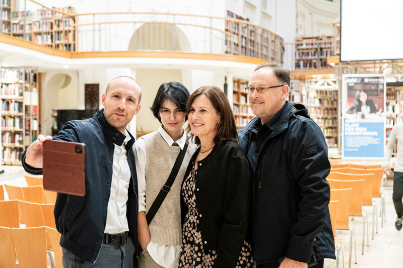 Eine Gruppe von Menschen macht ein Selfie