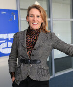 Prof. Brigitte Biehl steht im Foyer der FernUniversität. 