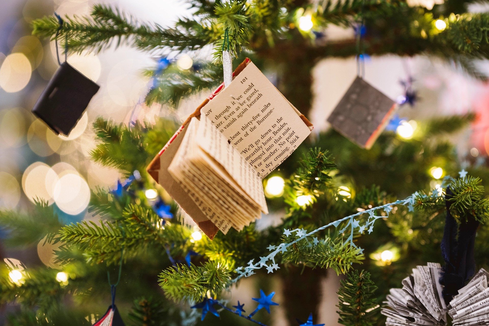 Tannenbaum mit Buchdekoration