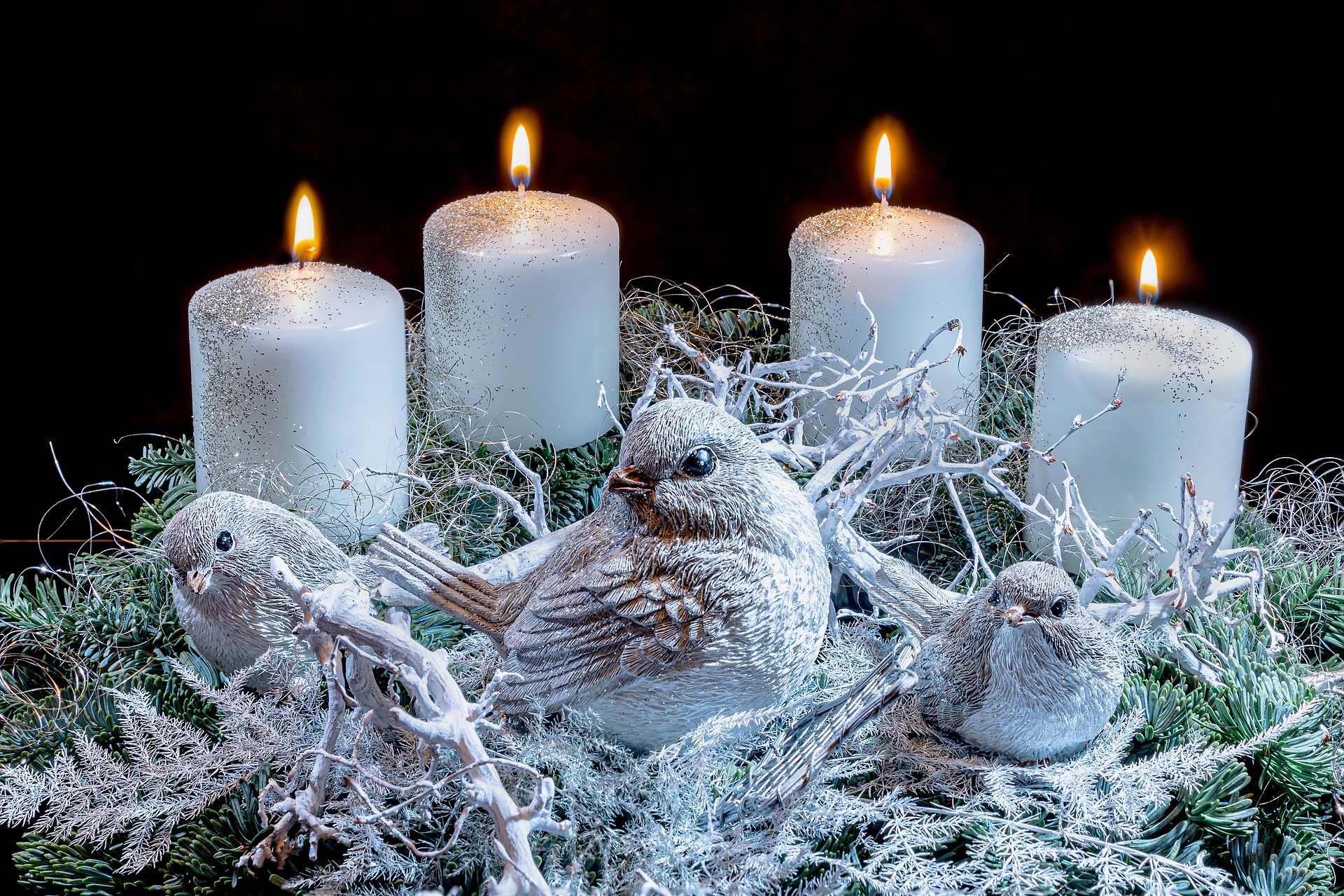 Adventskranz mit vier Kerzen