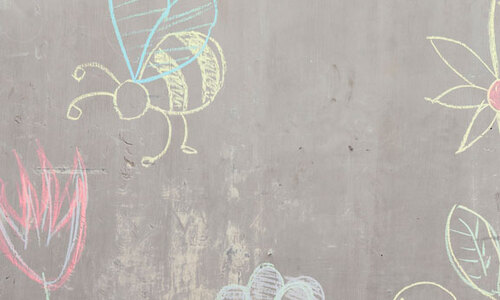 Betonwand bemalt mit Kreide, mit einer Biene und Blumen