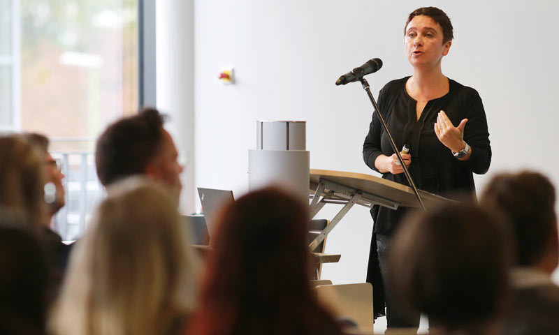 Prof.in Dr.in Eva Cendon spricht am Podium vor Publikum.