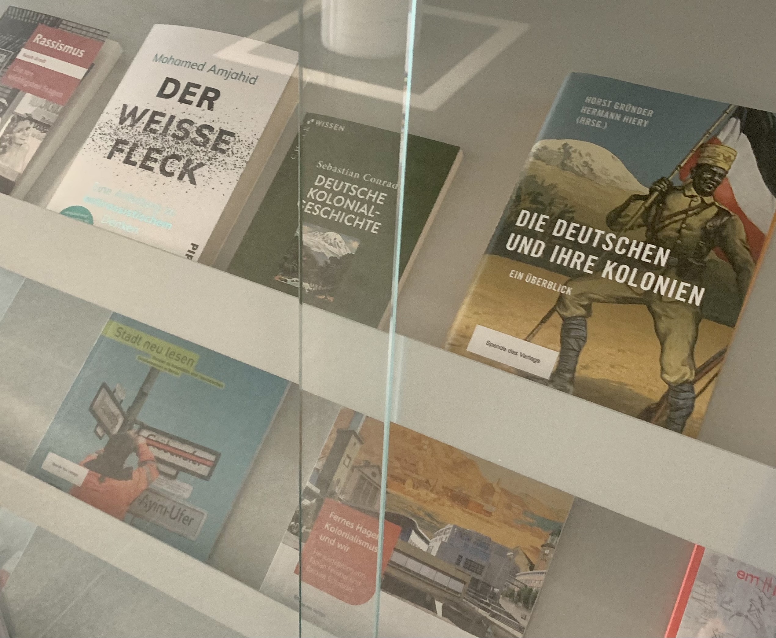 Eine Fotografie der Büchervitrine mit Büchern darin.