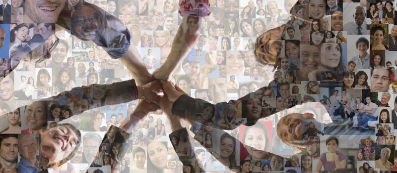 Eine Fotografie, die aus einzelnen mosaikartig zusammengestzeten Fotos von Menschen verschiedenen Alters, Hautfarben und Geschlecht besteht. Darüberleget ist ein transparenter Ausschnitt in der Form von Personen, die einen Kreis bilden und die Hände in der MItte hochhalten, die sich berühren.