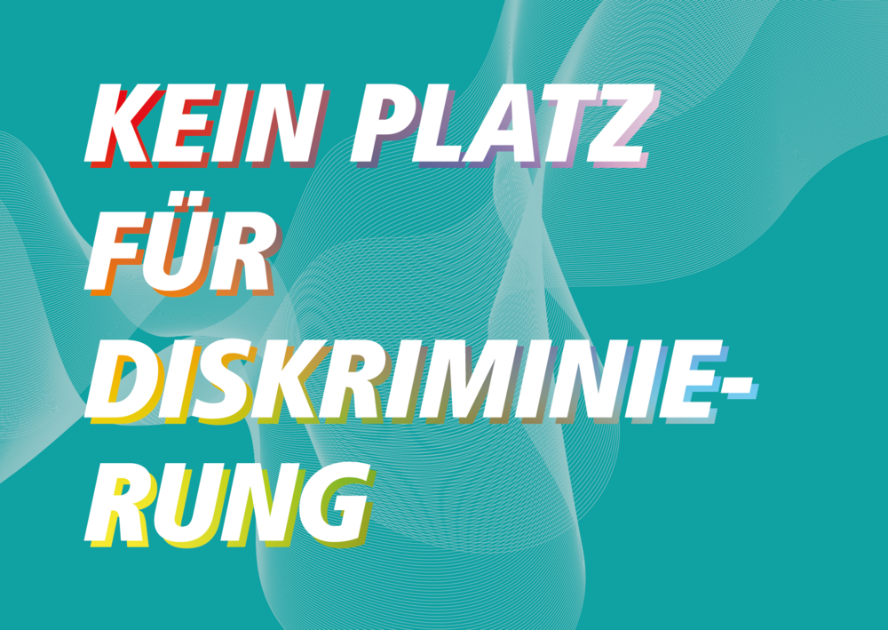 Petrolfarbener Hintergrund mit weißem Schriftzug: Kein Platz für Diskriminierung