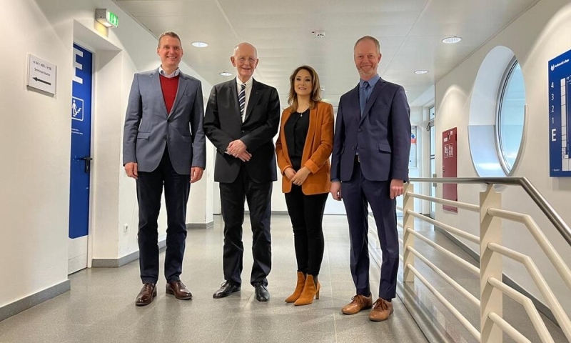 Guppenfoto mit Univ.-Prof. Dr. Meyering, Univ.-Prof. Dr. Michael Bitz, Maryam Pourgholam und Univ.-Prof. Dr. Baule