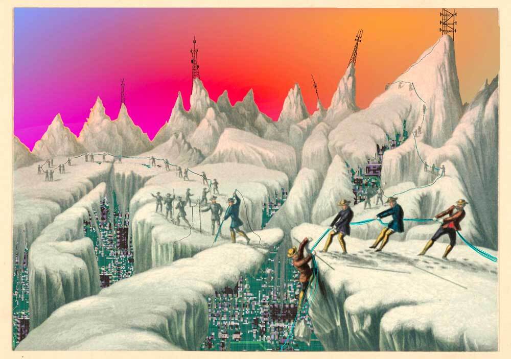 Eine surreale Landschaft aus verschneiten Klippen und zerklüfteten Berggipfeln unter einem leuchtenden Himmel, dessen Farbverlauf von Orange zu Rosa und Violett wechselt. Menschen in altmodischer Expeditionskleidung ziehen Seile über den Schnee und helfen anderen dabei, eine aus Schaltkreisen und Drähten bestehende Kluft zu überqueren. Hohe Sendemasten ragen von den Berggipfeln empor, und in der Tiefe der Schlucht bringt ein Raster aus elektronischen Schaltkreisen den Schnee zum Schmelzen.
