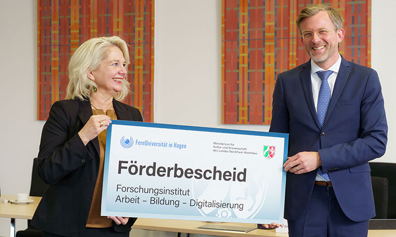 Staatssekretär überreicht Zuwendungsbescheid für neues Forschungsinstitut