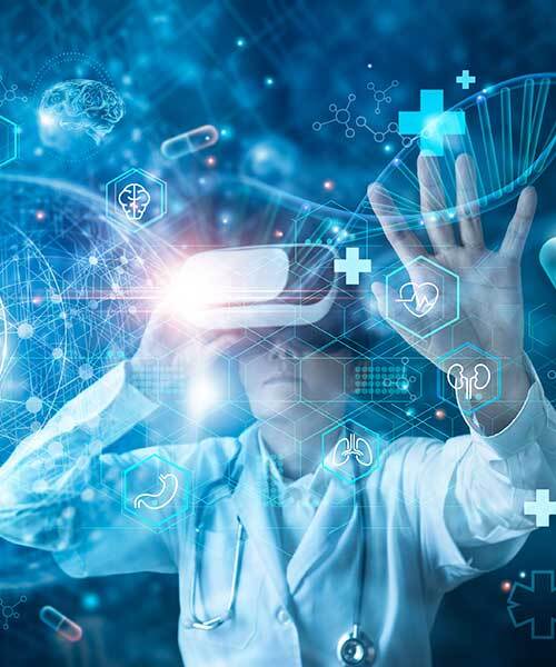Ein Arzt mit einer Virtual-Reality-Brille überprüft und testet die Ergebnisse eines Patienten mithilfe eines Simulators – ein Beispiel für futuristische Medizin, Wissenschaft, Innovation und Technologie im Gesundheitswesen
