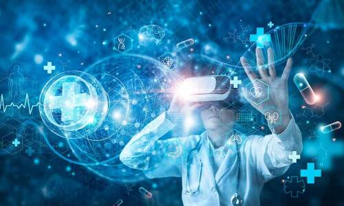 Ein Arzt mit einer Virtual-Reality-Brille überprüft und testet die Ergebnisse eines Patienten mithilfe eines Simulators – ein Beispiel für futuristische Medizin, Wissenschaft, Innovation und Technologie im Gesundheitswesen