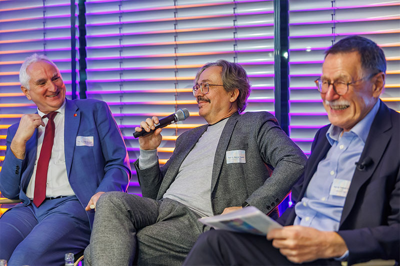 Ulrich Bartosch, Marcus Specht und Friedrich Hesse bei einer Podiumsdiskussion