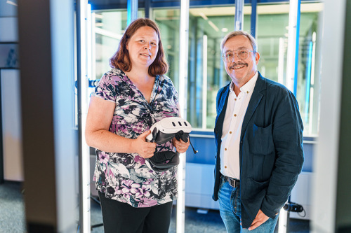 Marcus Specht und Lena Oden. Sie hält eine VR-Brille in der Hand.
