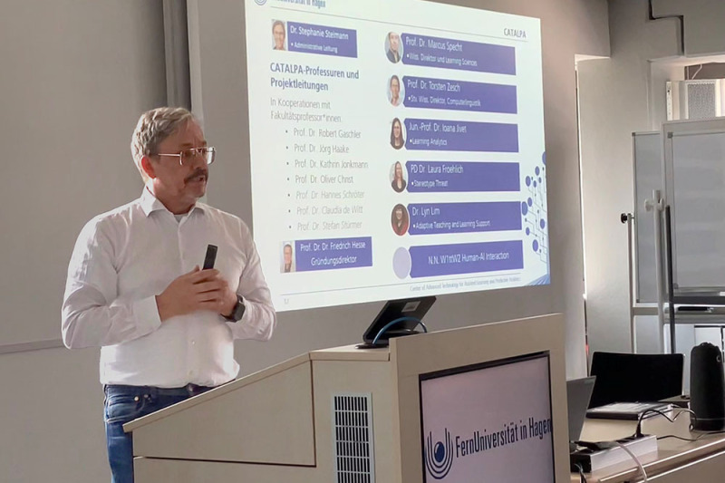 Marcus Specht vor einer Präsentation