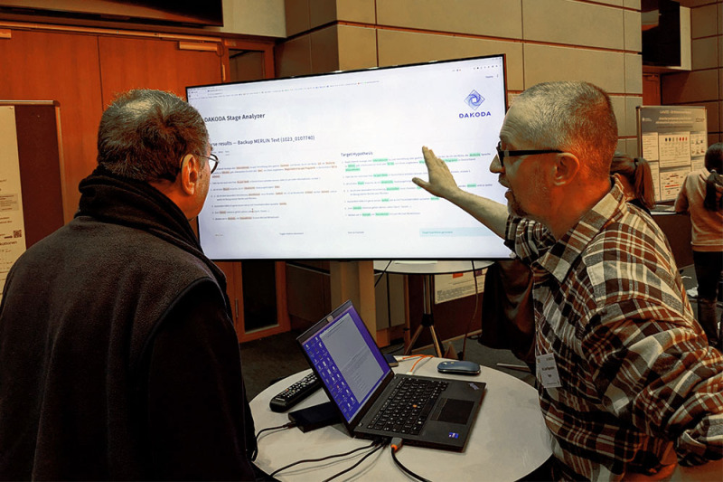 Josef Ruppenhofer mit einem Messebesucher am Demo-Screen