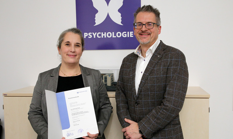 Prof. Dr. Andreas Mokros, dean of the Faculty of Psychology, congratulated Dr. Judith Preuß on her doctorate.