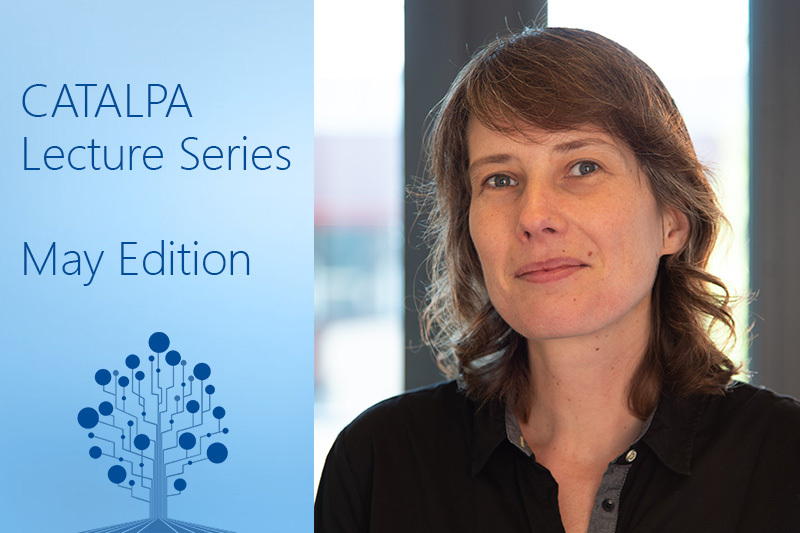 Eine Reihe von fünf Würfeln mit der Beschriftung A1 bis C1, ein Finger kippt den sechsten Würfel mit der Beschriftung C2 an, so dass eine Deutschland-Flagge zu sehen ist.