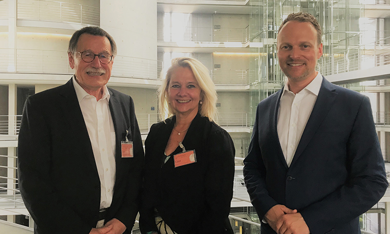 Prof. Dr. Dr. Friedrich W. Hesse together with Rector Prof. Dr. Ada Pellert to members of the Bundestag in Berlin