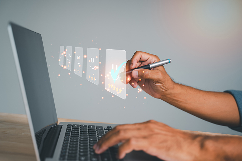 Person an Laptop bewertet online Anwendung