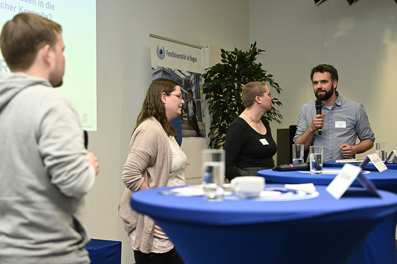Niels Seidel bei der Podiumsdiskussion mit drei anderen Personen