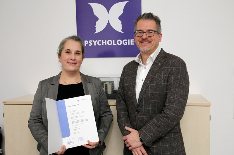 Judith Preuß mit ihrer Urkunde und Dekan Andreas Mokros