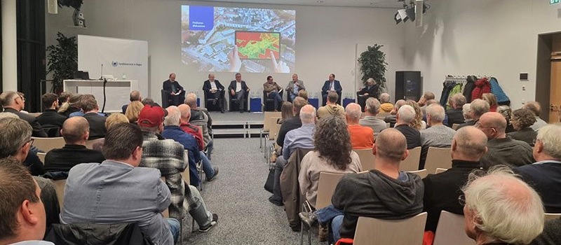 Veranstaltung, bei der mehrere Experten oder Vertreter von Interessengruppen zu einem bestimmten Thema vor einem Publikum diskutieren