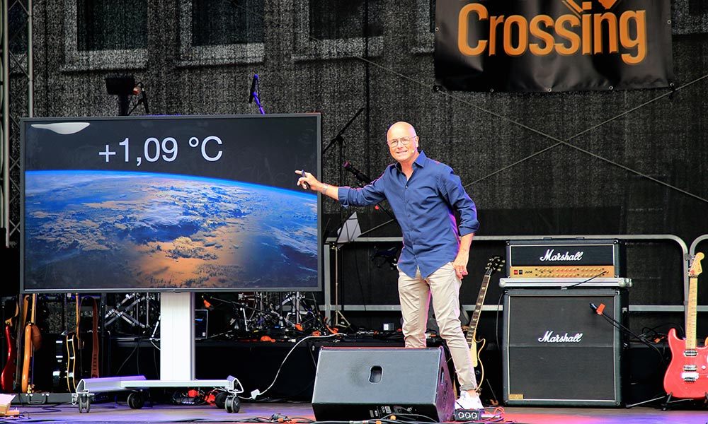 Meteorologe und Moderator Karsten Schwanke mit seinem Bühnenvortrag über die Klimakrise