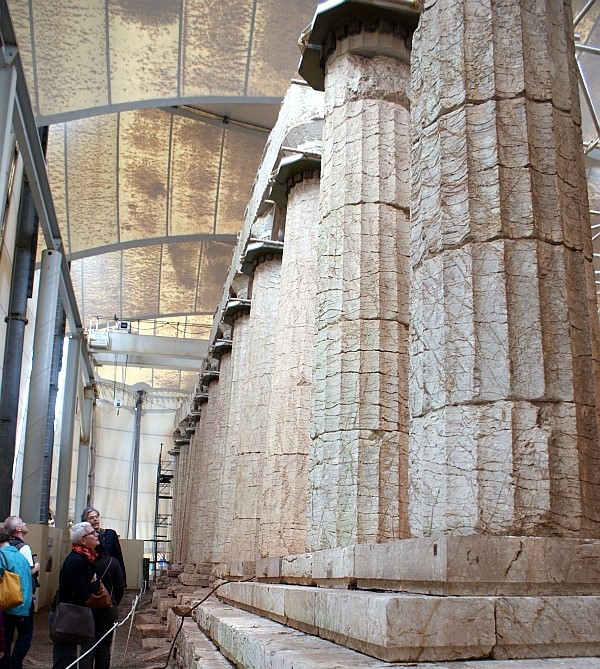 Der Apollon-Tempel liegt 1300 Meter hoch und ist nach Norden ausgerichtet.