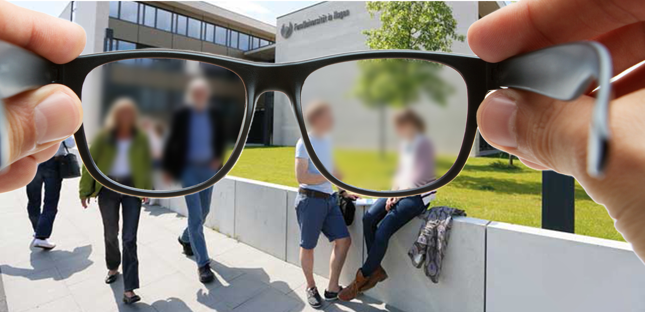 Brillengestell durch dessen Gläser verschwommene Menschen und der FernUni Campus zusehen sind. Auf dem Blauen Kasten steht Fortbildungsreihe. 