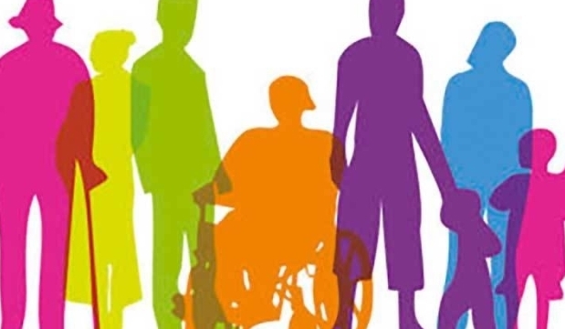 Verschiedene große und kleine Menschen sowie Menschen mit Handstock, Rollstuhl und ohne Hilfsmittel werden mit verschiedenen Farben als Grafik vor einem weißen Hintergrund abgebildet. 