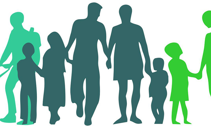 Grüne Personen die verschiedene Arten von Elternschaft darstellen sollen. Personen mit Kindern und Kinderwagen, mal eine erwachsene Person mal zwei. 