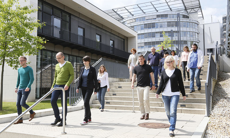 Mehrere Personen unterwegs auf dem FernUni Campus