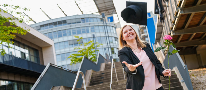 Eine Absolventinnen am Campus der FernUniversität
