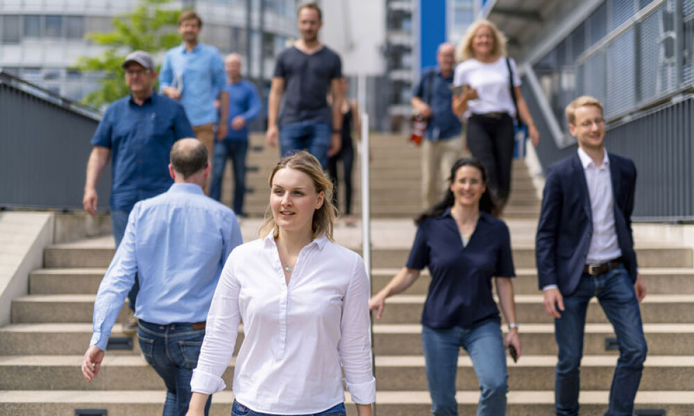 Studierende auf dem Campus (Treppengelände)