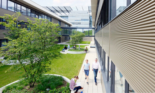 Students and staff on the FernUniversität campus