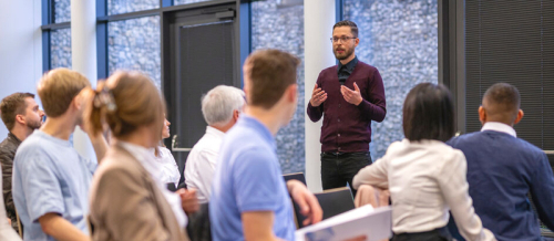 Hände mit gespanntem Fadenkreuz