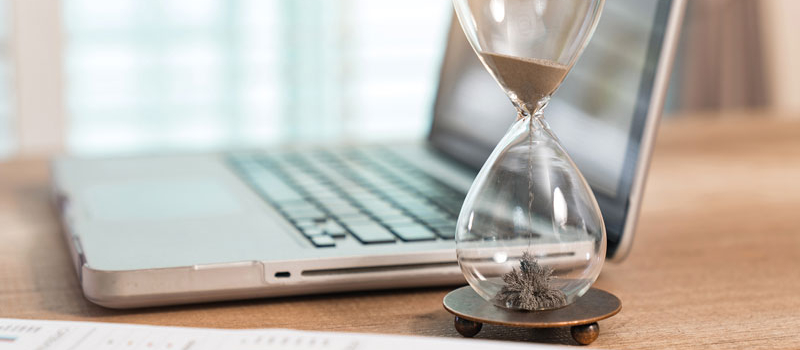 Laptop mit Sanduhr