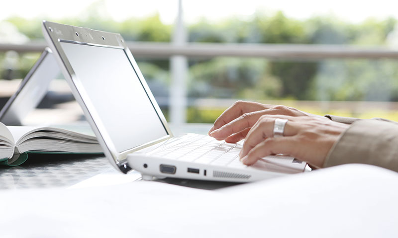 Frau am Laptop