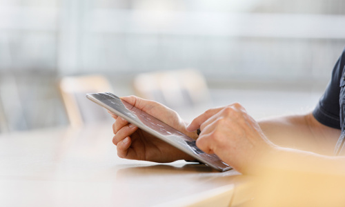 Eine Person schreibt auf dem tablet