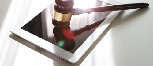 Gerichtshammer auf Tablet