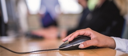 Hand auf PC Maus