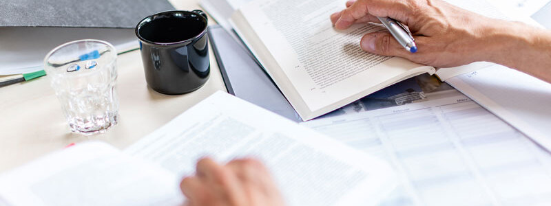 Hausarbeit, aufgeschlagene Bücher und Hefte