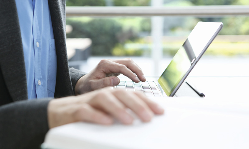Tablet und Tastatur mit Händen