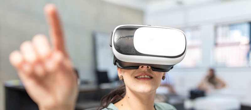 Frau mit einer VR-Brille.
