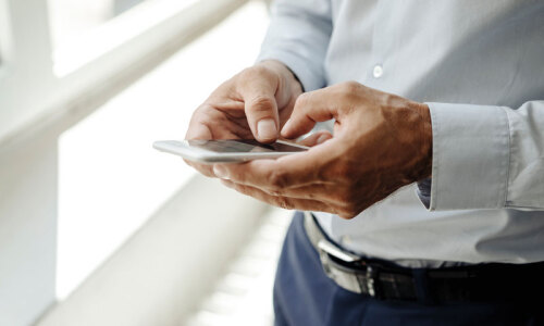 Smartphone, welches bedient wird