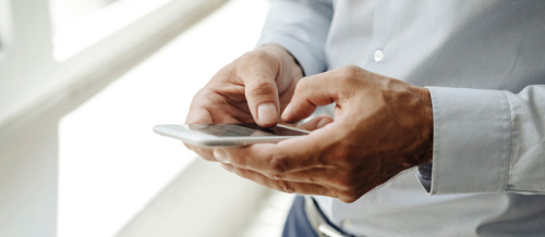 Smartphone, welches bedient wird